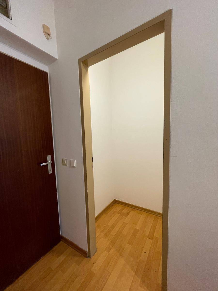 Kleiner Abstellraum mit Parkettboden, ideal für zusätzlichen Stauraum in der Wohnung.