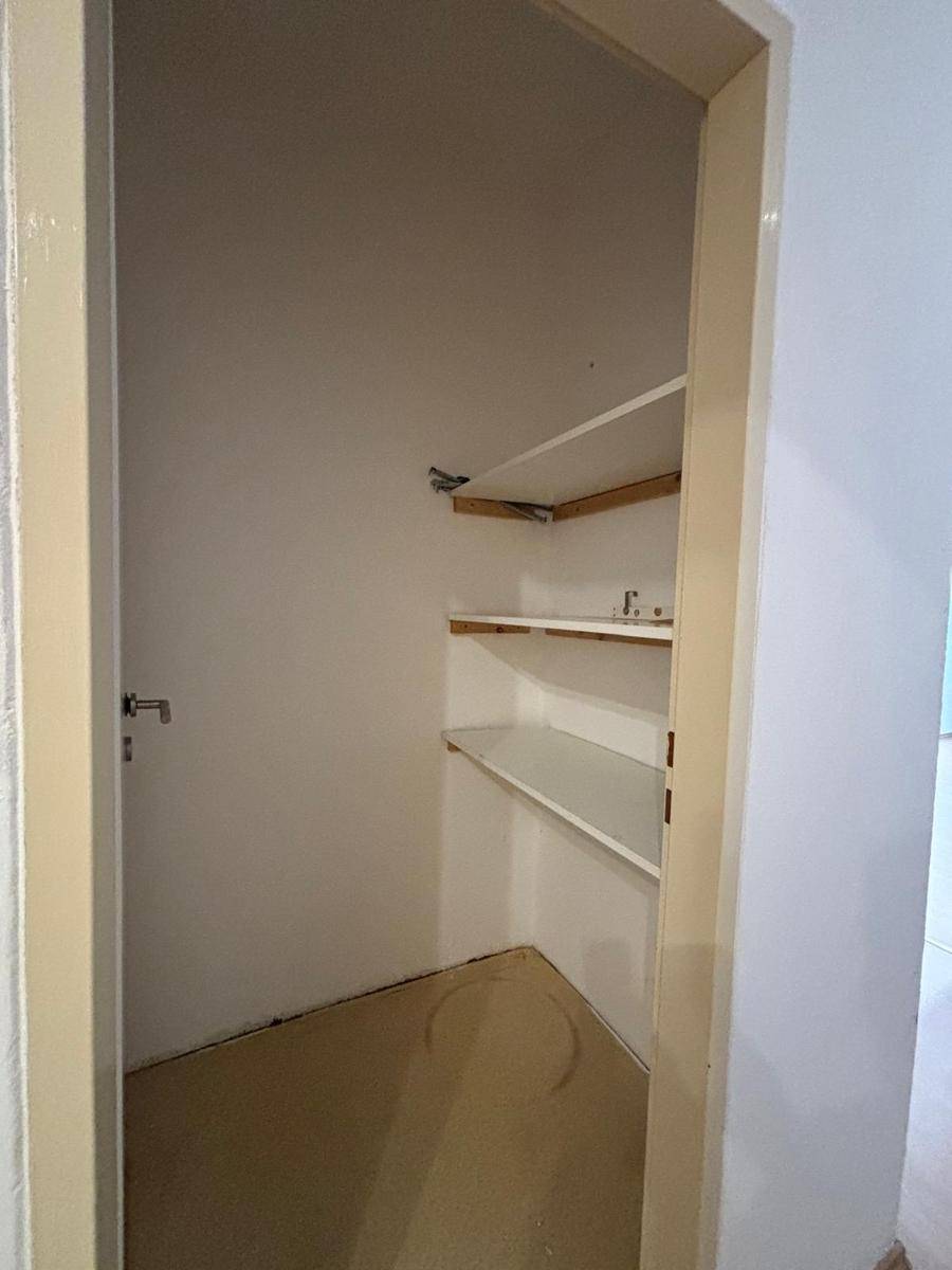 Praktischer Abstellraum mit Regalen, bietet zusätzlichen Stauraum für Haushaltsgegenstände.