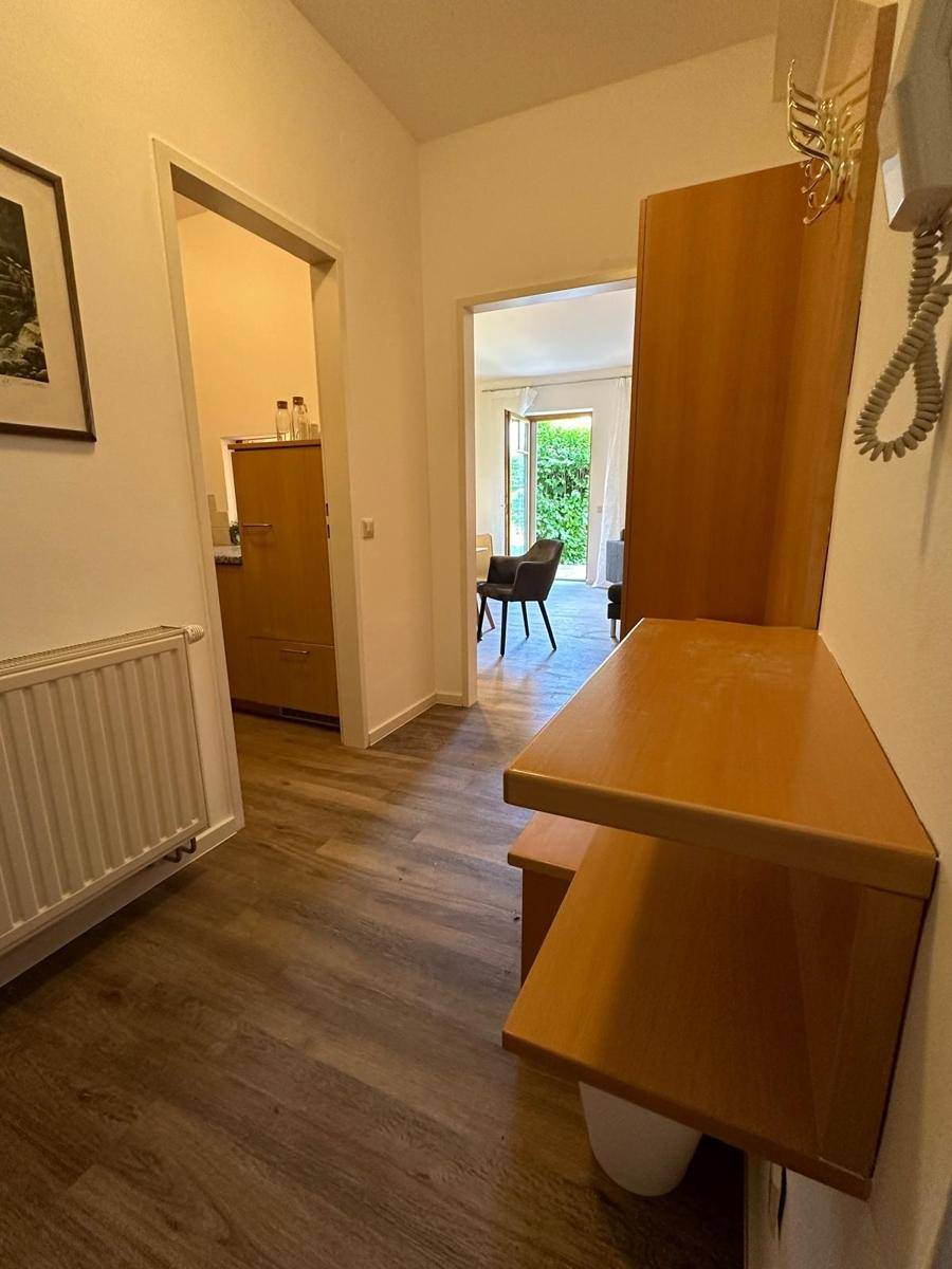 Heller Flur mit Laminatboden, Garderobe und Zugang zu weiteren Räumen der Wohnung.