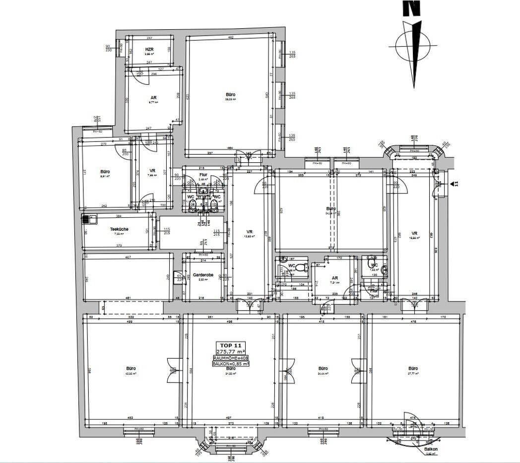 Grundrissplan einer großen Etage mit mehreren Büroräumen, Teeküche, Toiletten und einem Balkon.
