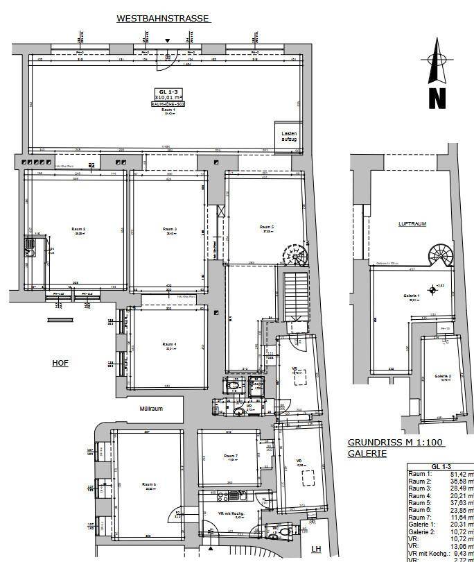 Detaillierter Grundriss im Maßstab 1:100 mit mehreren Räumen, einer Galerieebene und Zugang zu einem Innenhof.