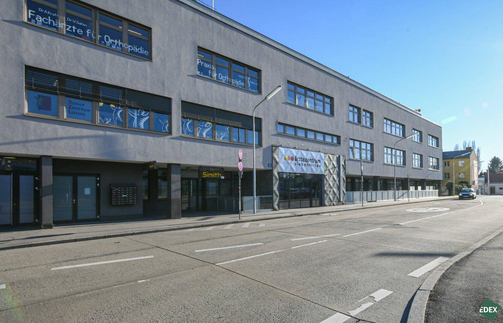 Weitläufige Ansicht des Ärztezentrums von der Straße, zeigt die moderne Architektur und die Umgebung.