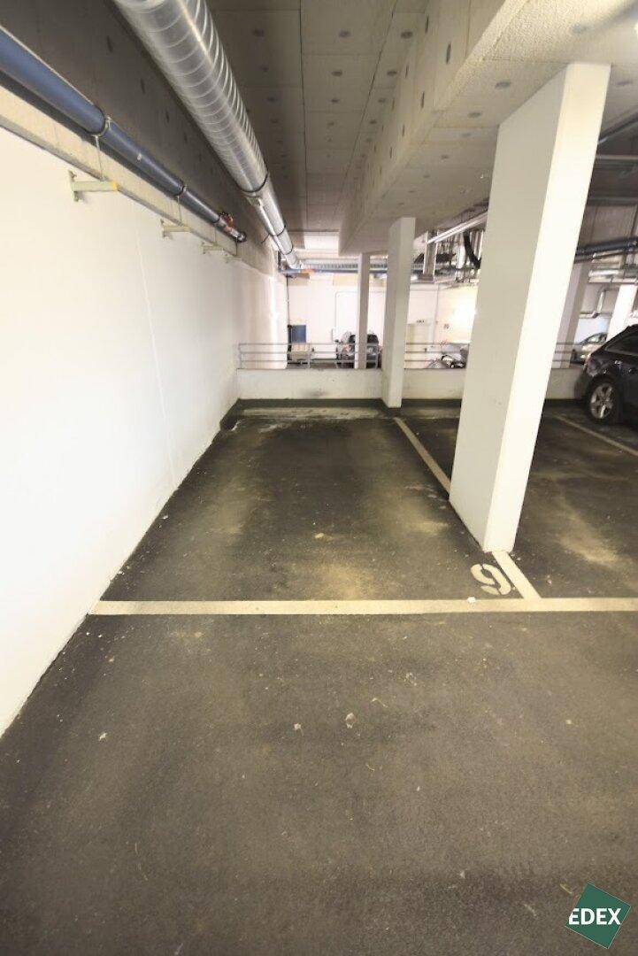 Leerer Stellplatz in der Tiefgarage, bereit für ein Fahrzeug.