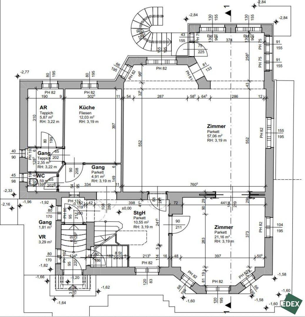 Grundriss des Erdgeschosses mit Küche, zwei Zimmern, WC und Zugang zu den Treppen.