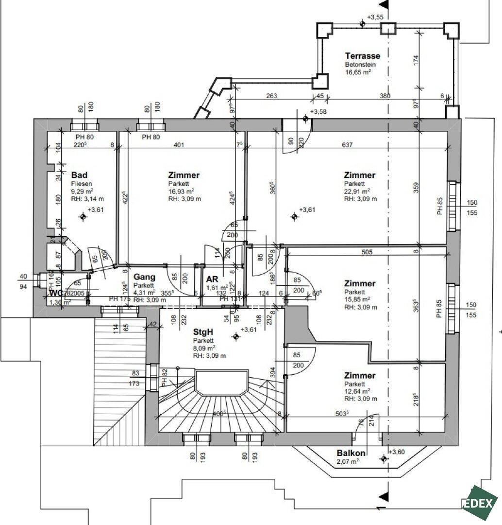 Grundriss eines Obergeschosses mit mehreren Zimmern, Bad, großer Terrasse und Balkon.