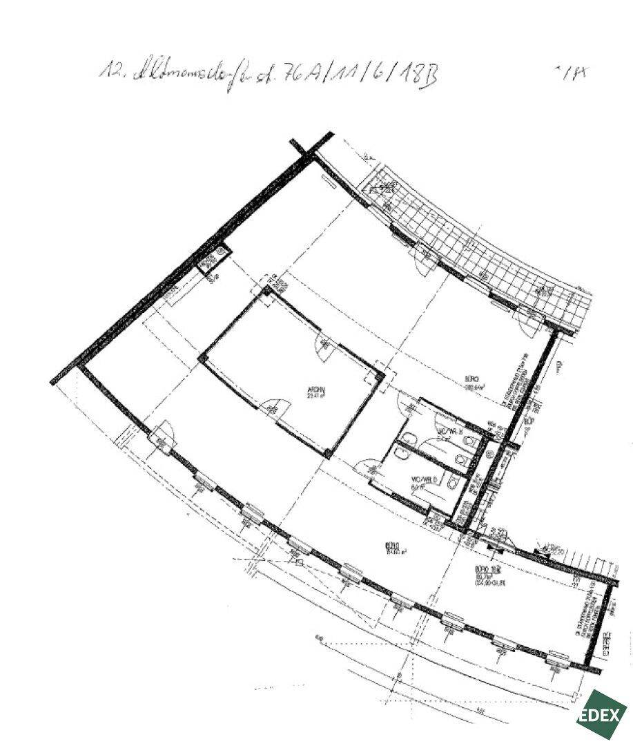 Grundriss einer Wohnung mit mehreren Räumen, zwei Badezimmern und einem angrenzenden Balkon oder einer Terrasse.