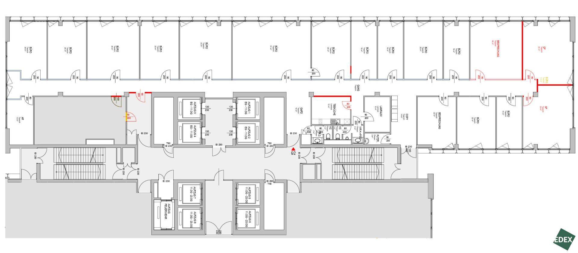Detaillierter Grundriss einer Büroetage mit zahlreichen Einzelbüros und Gemeinschaftsbereichen.