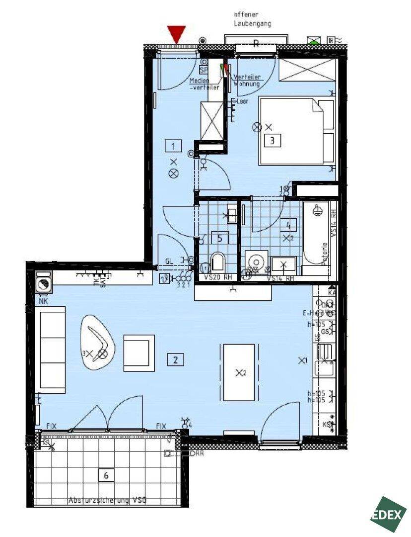 Grundriss einer Wohnung mit offenem Wohnbereich, Schlafzimmer und Balkon, detailliert dargestellt.