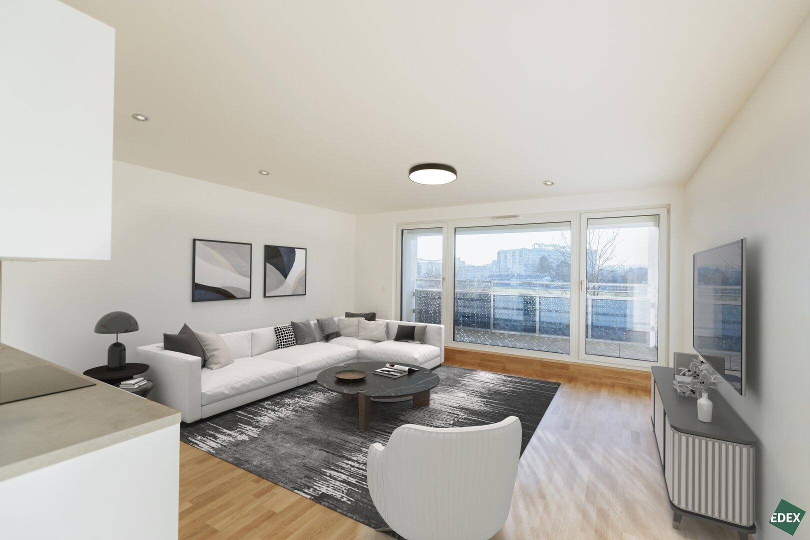 Helles Wohnzimmer mit modernem Sofa, Holzboden und großen Fenstern zum Balkon.