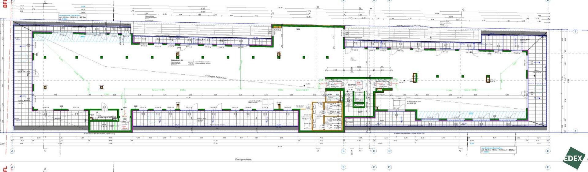 Detaillierter Grundriss einer Etage mit verschiedenen Bereichen und strukturellen Elementen.