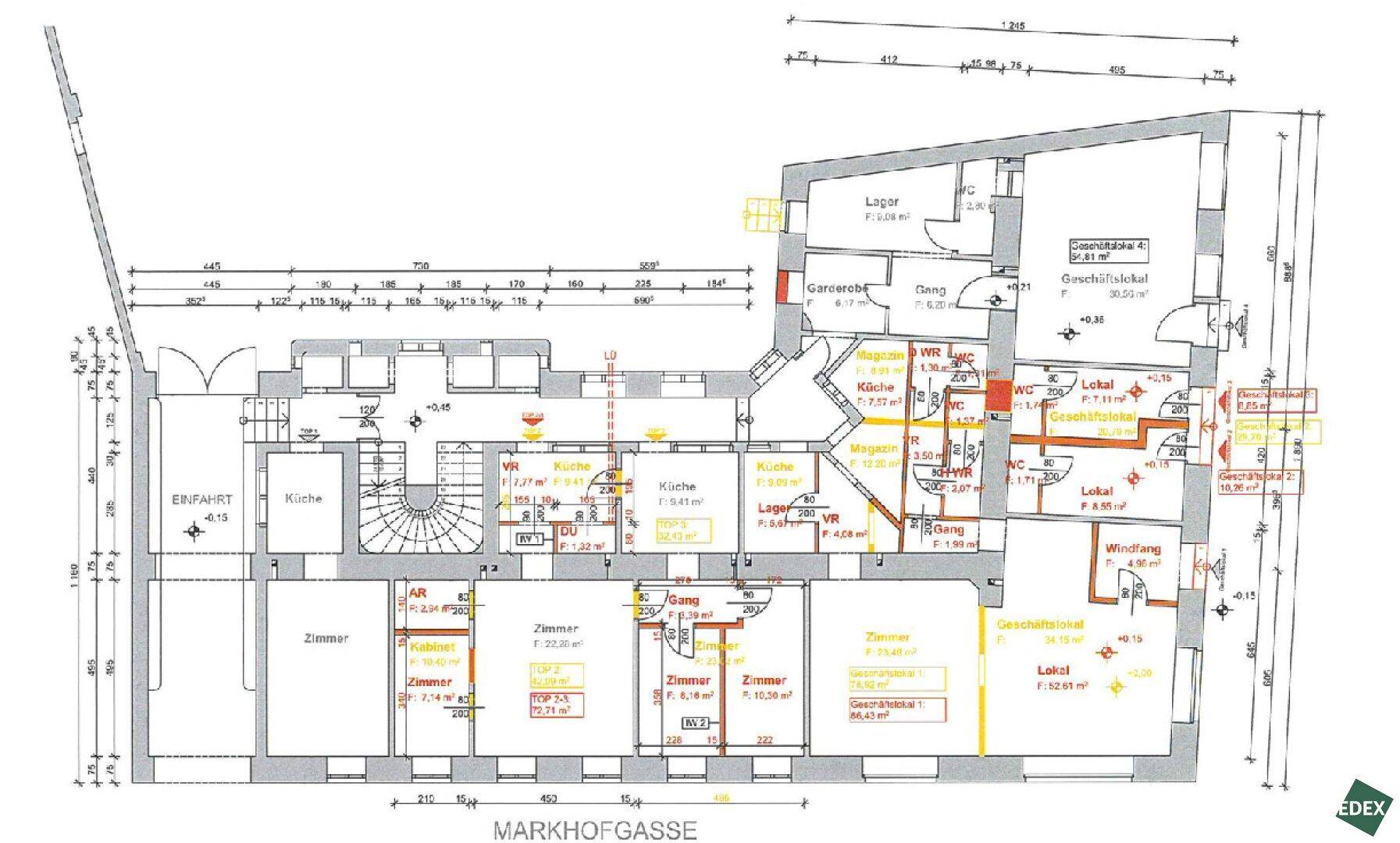 Detaillierter Grundriss des Erdgeschosses mit verschiedenen Räumen und Maßen.