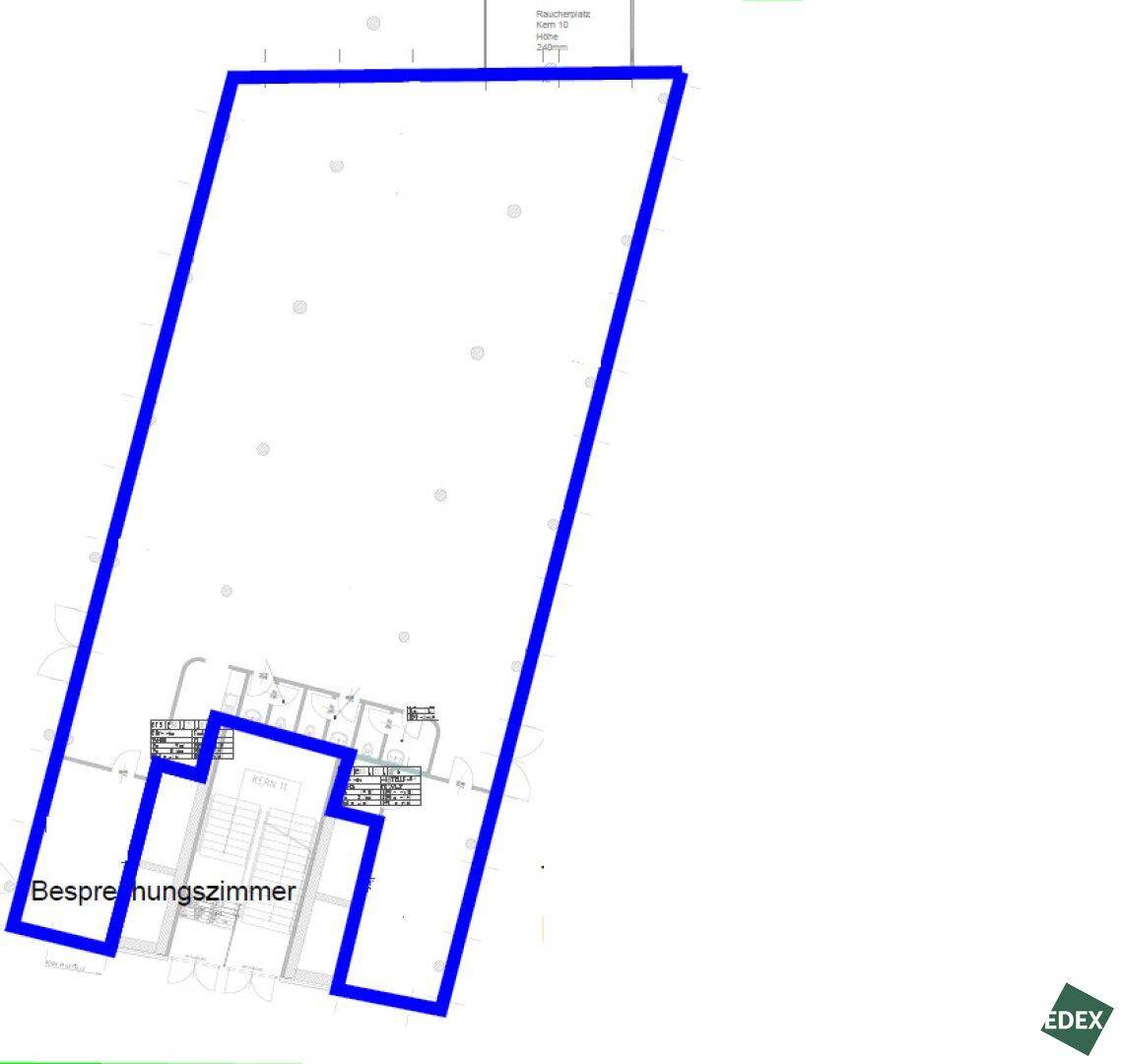 Grundrissplan eines großen Gewerbebereichs mit eingezeichneten Besprechungszimmern und offenem Layout.