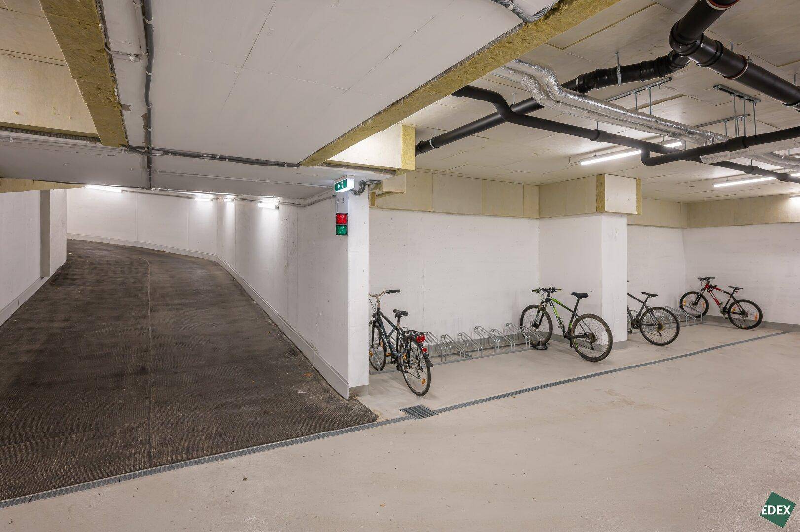 Fahrradraum in der Tiefgarage mit Abstellmöglichkeiten und Zufahrtsrampe.