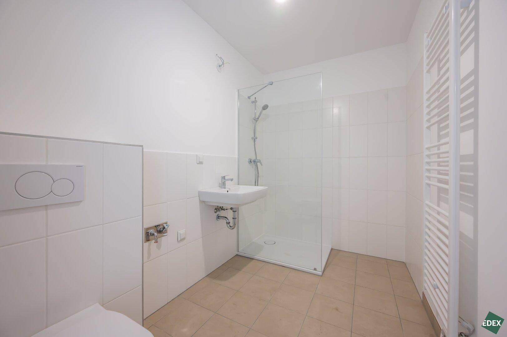 Modernes Badezimmer mit Duschkabine, Wand-WC und beheiztem Handtuchhalter.