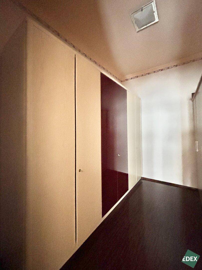 Flur mit praktischen Einbauschränken für zusätzlichen Stauraum.