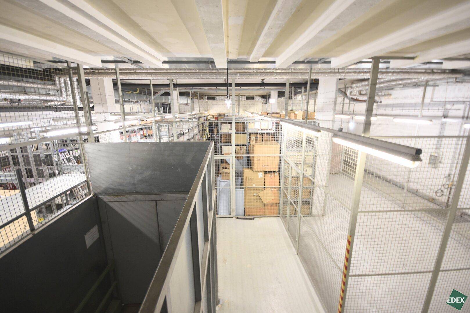 Großer Lagerraum im Keller mit Gitterboxen und Beleuchtung, ideal für Archivierung.