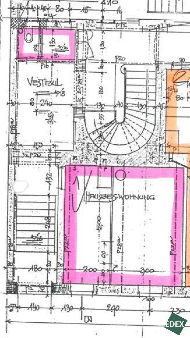 Detaillierter Bauplan mit Treppenhaus, Vestibül und Zimmern, hervorgehoben in Pink.