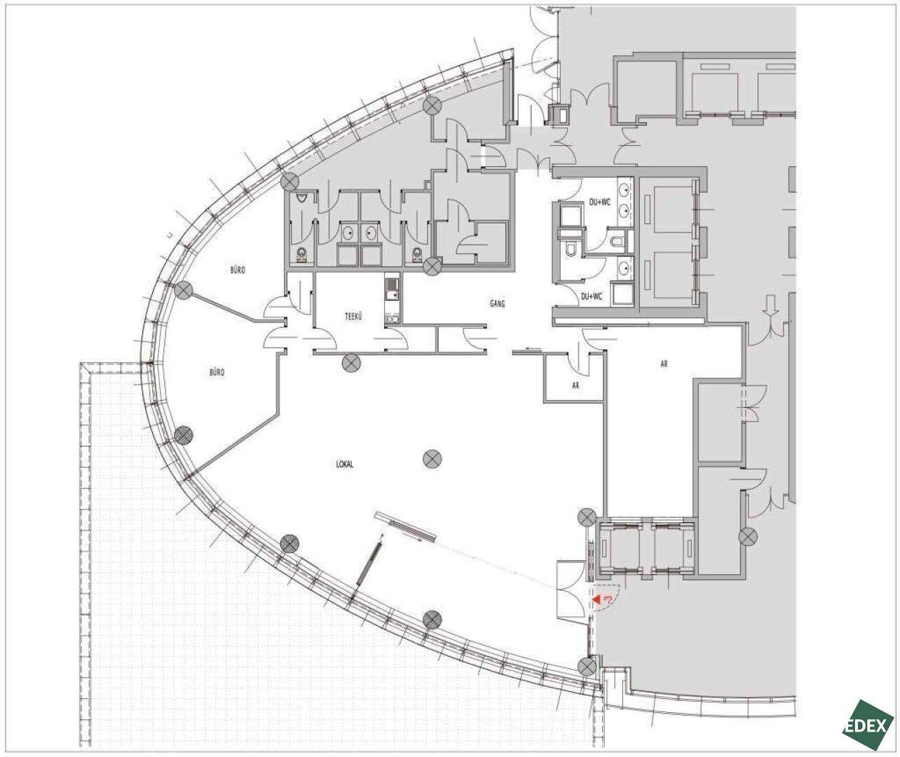 Grundriss eines Bürogebäudes mit mehreren Büroräumen und Sanitäranlagen auf einer Etage.