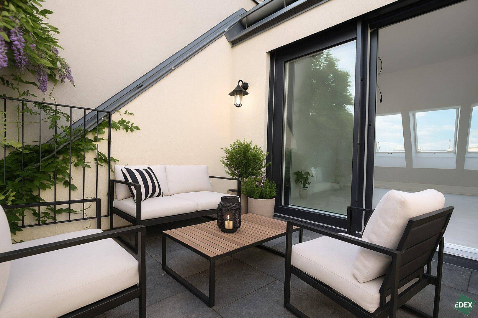 Moderne Dachterrasse mit bequemen Sitzgelegenheiten und Zugang zu den Innenräumen durch eine Glasschiebetür.