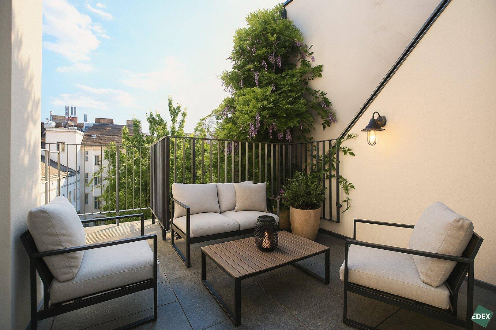 Gemütliche Dachterrasse mit modernen Gartenmöbeln und üppiger Bepflanzung, ideal zum Entspannen.