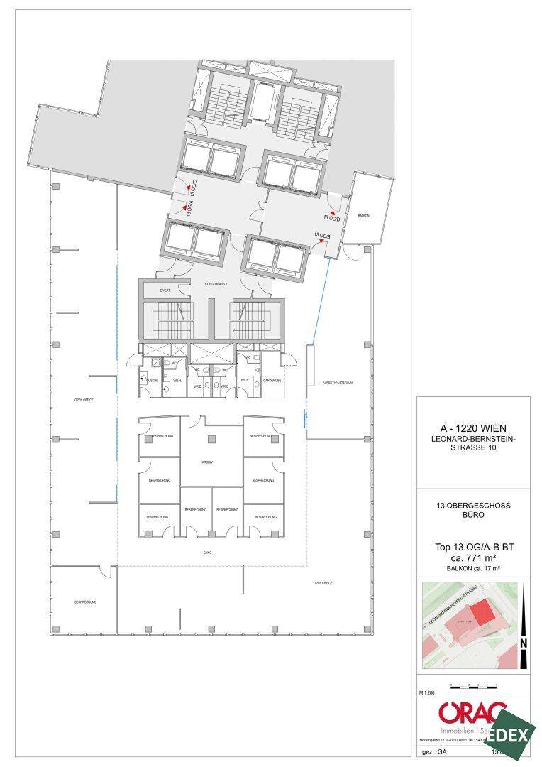 Grundriss eines Bürogeschosses mit mehreren Büroräumen, offenen Arbeitsbereichen, Aufzügen und einem Balkon.