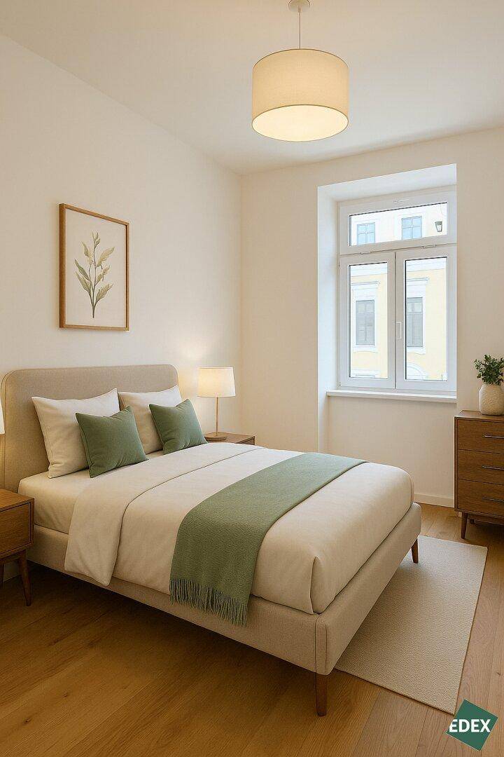 Gemütliches Schlafzimmer mit Holzboden, großem Fenster und moderner Einrichtung in hellen Tönen.
