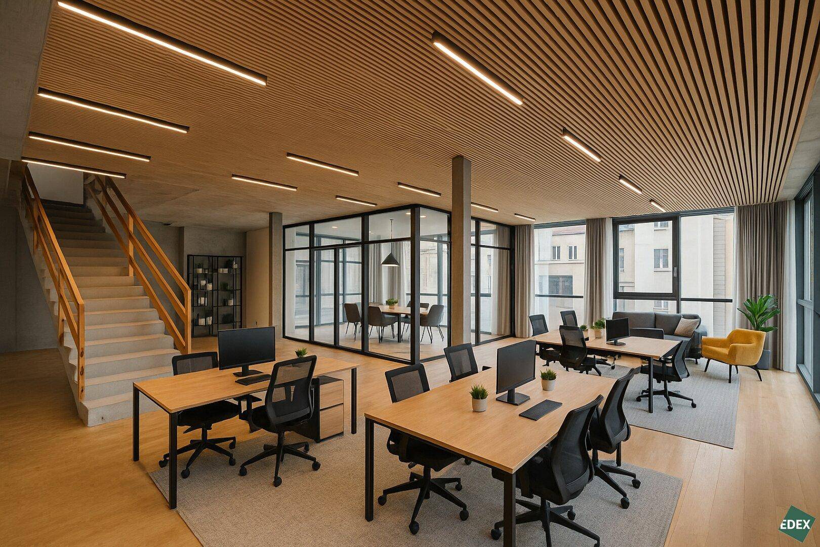 Modernes Büro mit Holzlamellendecke, Arbeitsplätzen, Lounge-Bereich und einer internen Treppe.