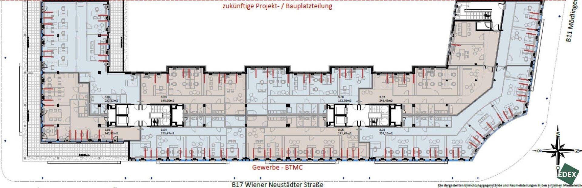 Ausführlicher Grundriss eines Bürogebäudes mit verschiedenen Büroräumen und Gemeinschaftsflächen.