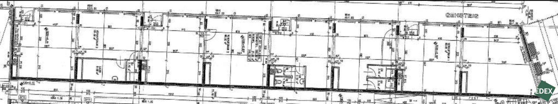 Detaillierter Grundriss einer langen, rechteckigen Gewerbefläche mit mehreren Unterteilungen.