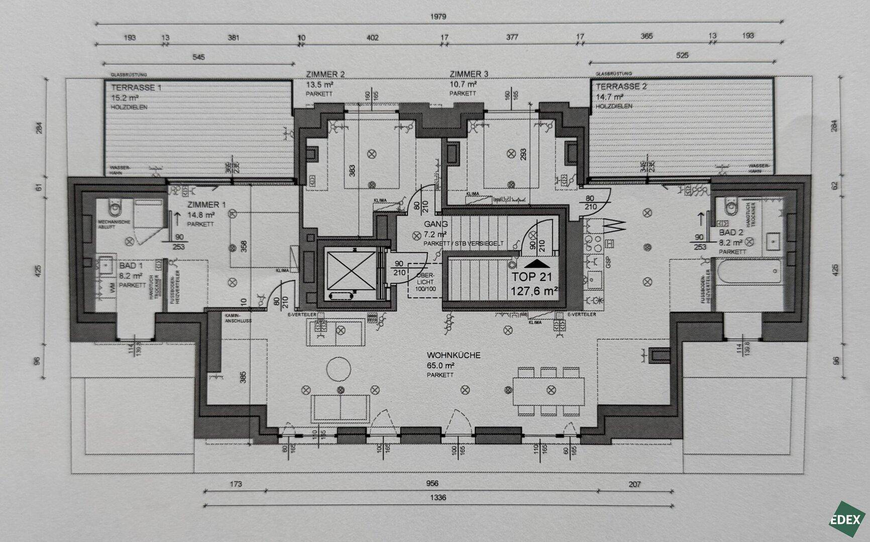 Detaillierter Grundriss der Wohnung mit Wohnküche, drei Zimmern und zwei Terrassen.