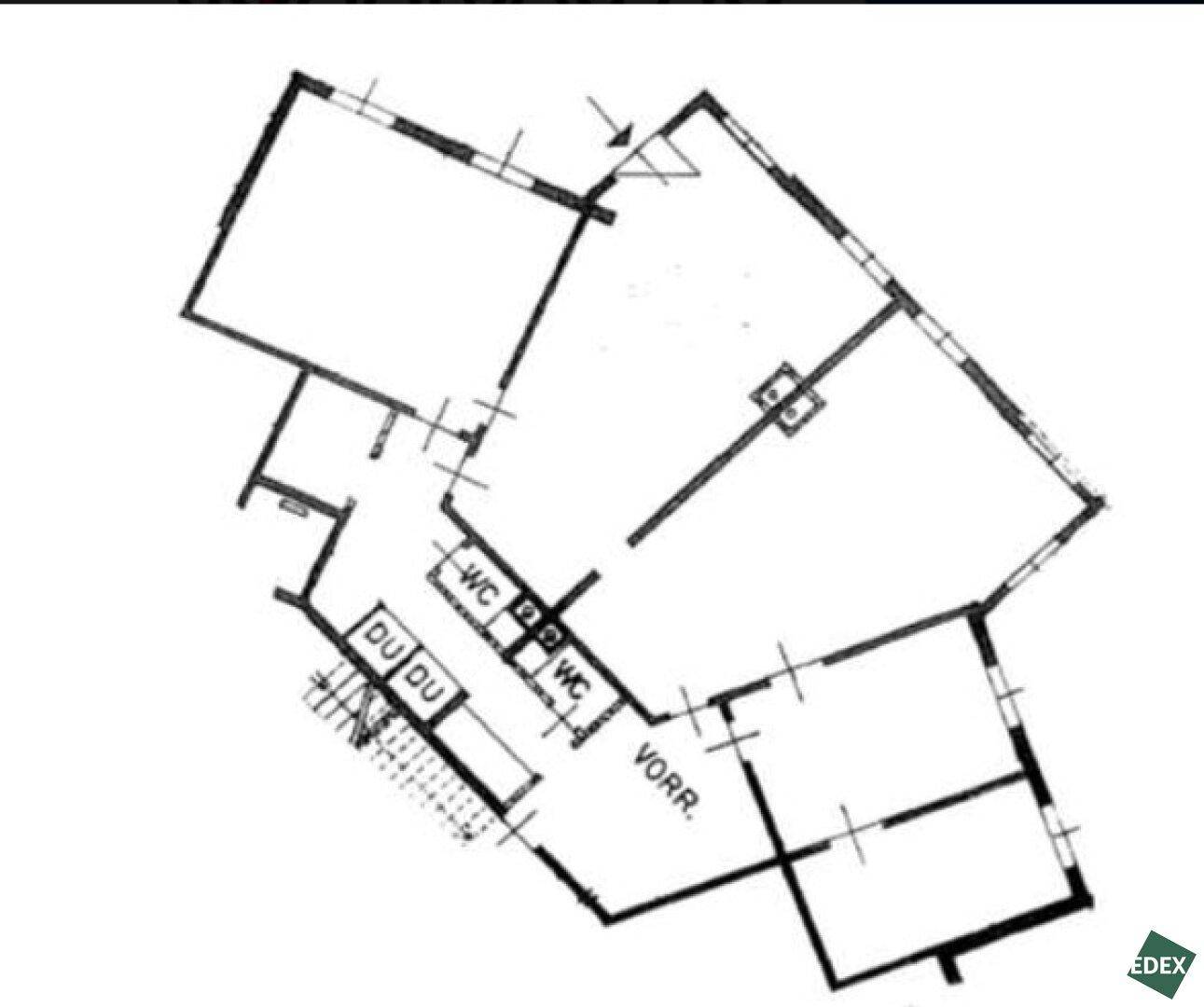 Schwarz-Weiß-Grundriss mit mehreren Räumen, Treppe und Sanitärbereichen.