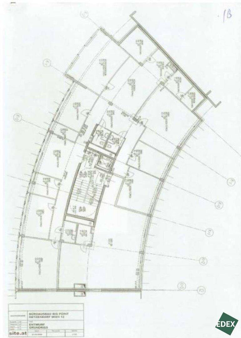 Grundriss eines Bürogebäudes mit mehreren Räumen und einem gebogenen Layout.