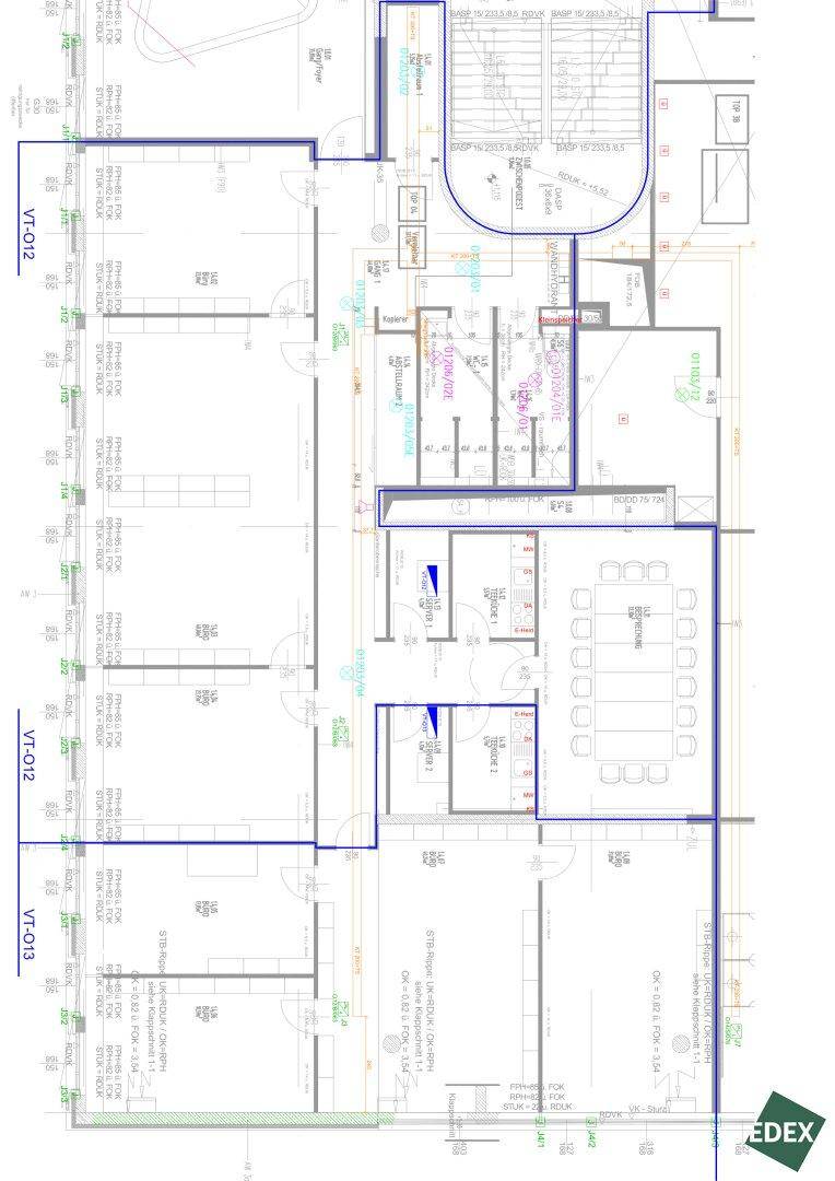 Detaillierter Grundriss mit verschiedenen Räumen, Treppenhaus und strukturiertem Layout.
