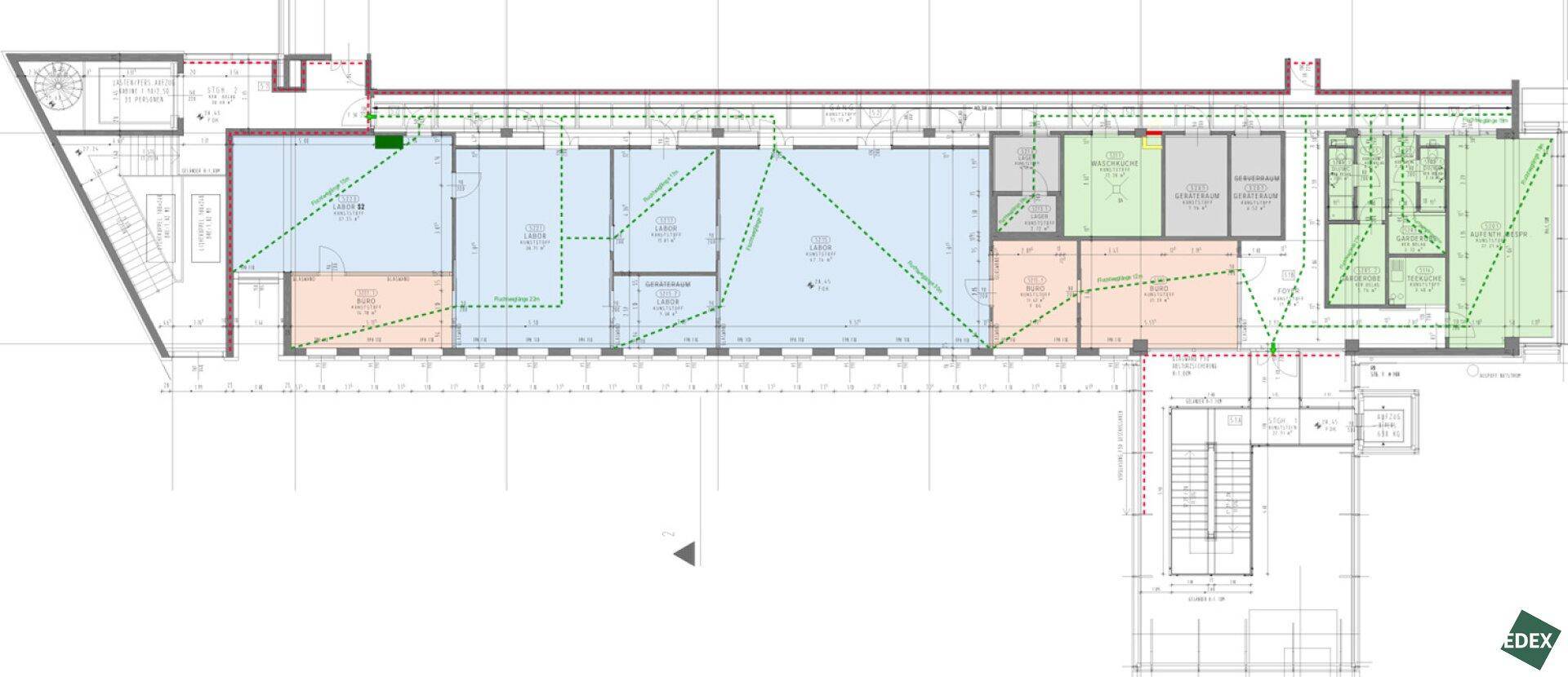 Detaillierter Grundriss einer Etage mit verschiedenen farblich markierten Bereichen.