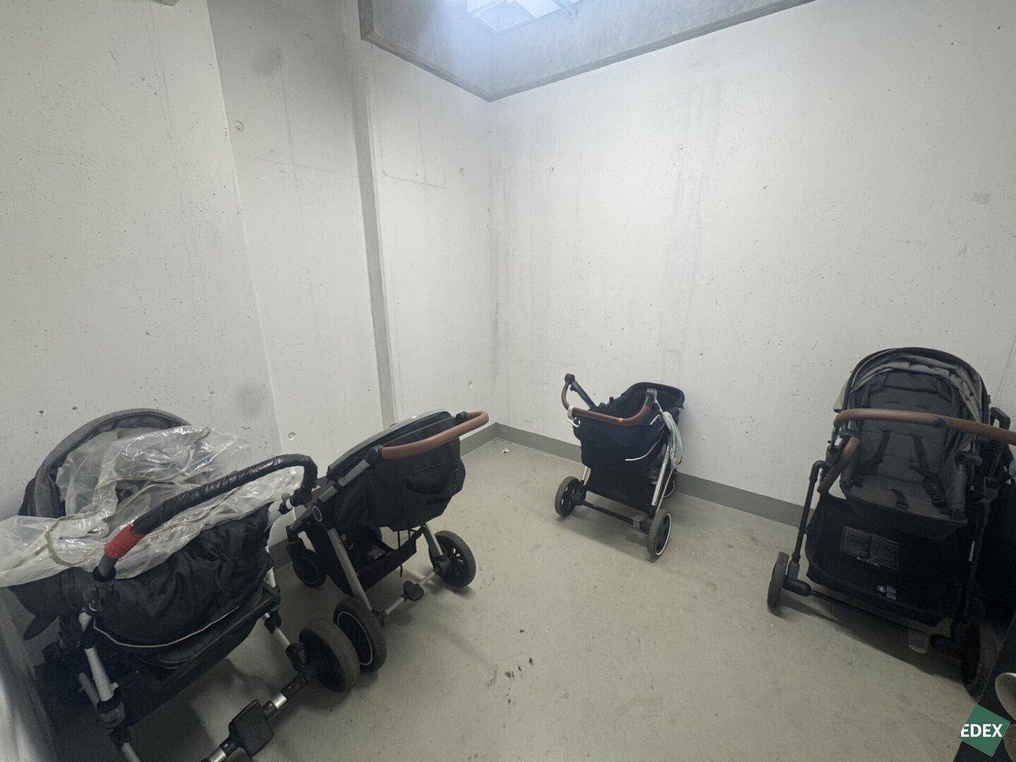 Abstellraum für Kinderwagen im Untergeschoss, bietet praktischen Platz für Familien.