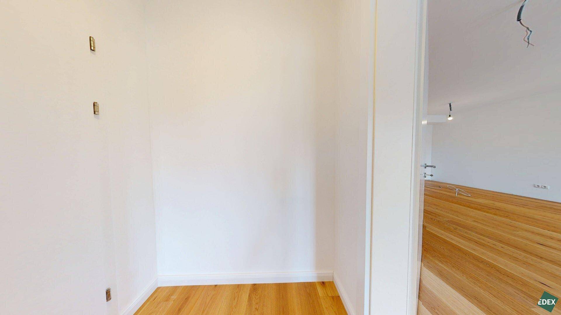 Kleiner, heller Abstellraum mit Holzboden, ideal für zusätzlichen Stauraum.