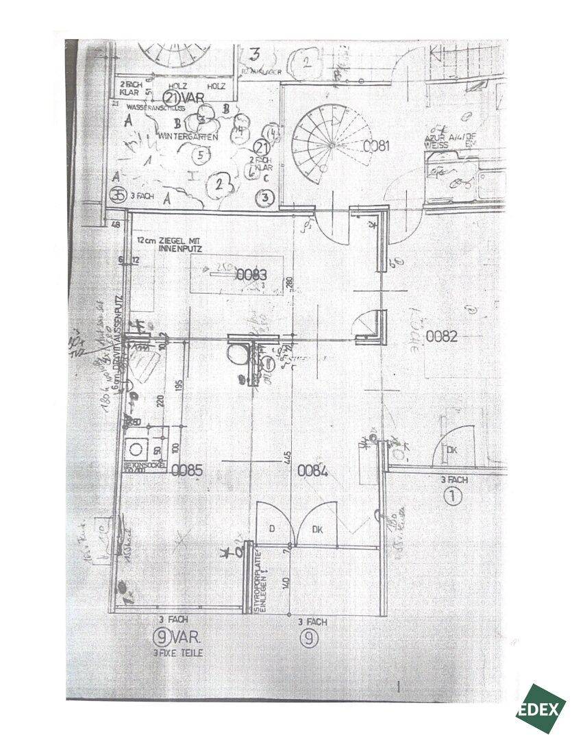 Grundrissplan zeigt verschiedene Räume, eine Wendeltreppe und einen Wintergartenbereich.