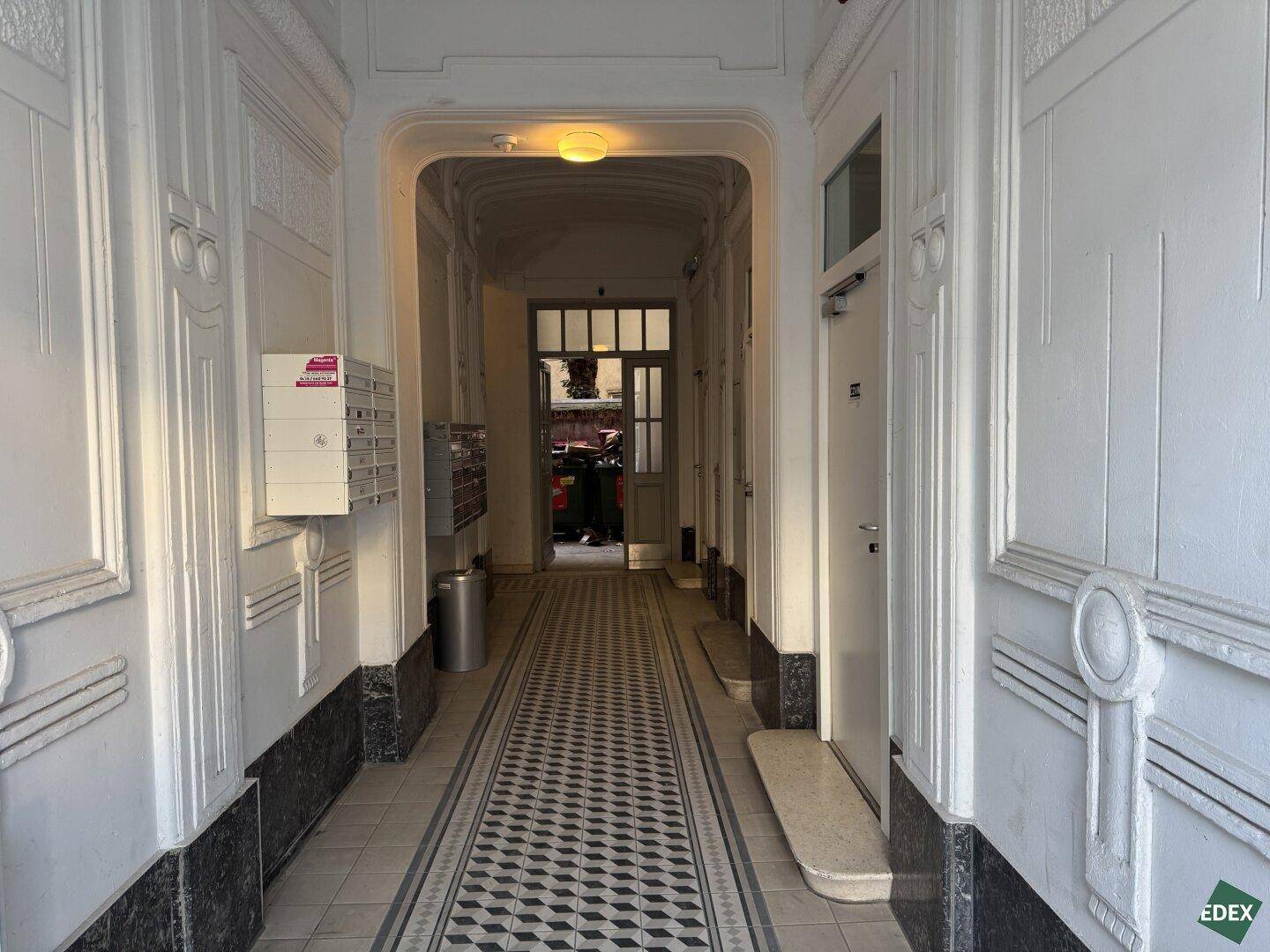 Repräsentativer Eingangsbereich mit kunstvollen Wandverkleidungen und gemustertem Fliesenboden.
