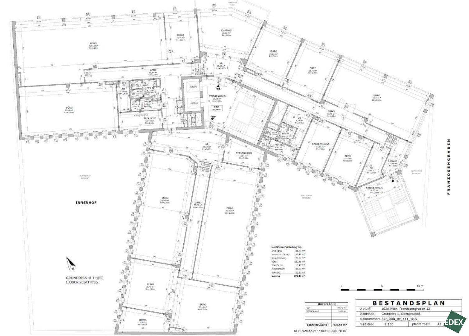 Detaillierter Grundriss eines Bürogebäudes mit mehreren Büroeinheiten und einem Innenhof auf der ersten Etage.