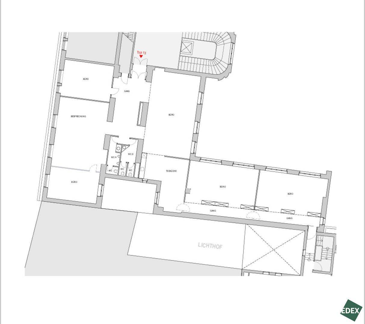 Grundriss einer Etage mit mehreren Büroräumen, einem Lichthof und Sanitäranlagen.