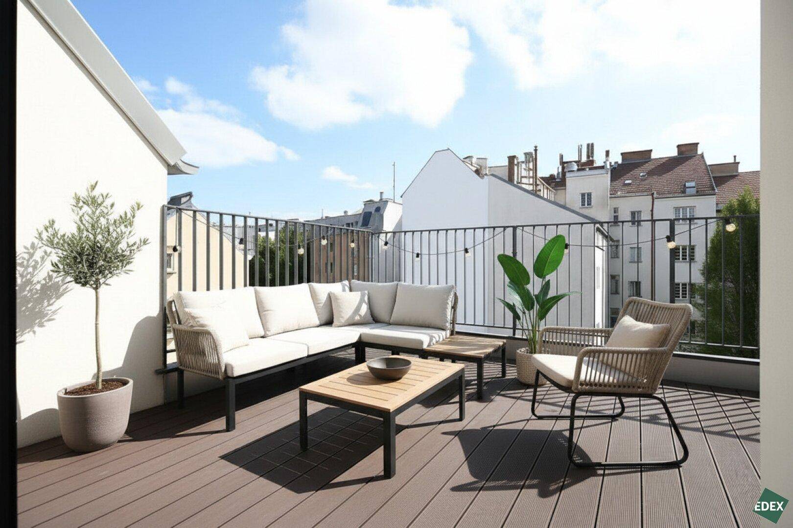 Große Dachterrasse mit bequemen Loungemöbeln und Blick über die umliegenden Dächer der Stadt.