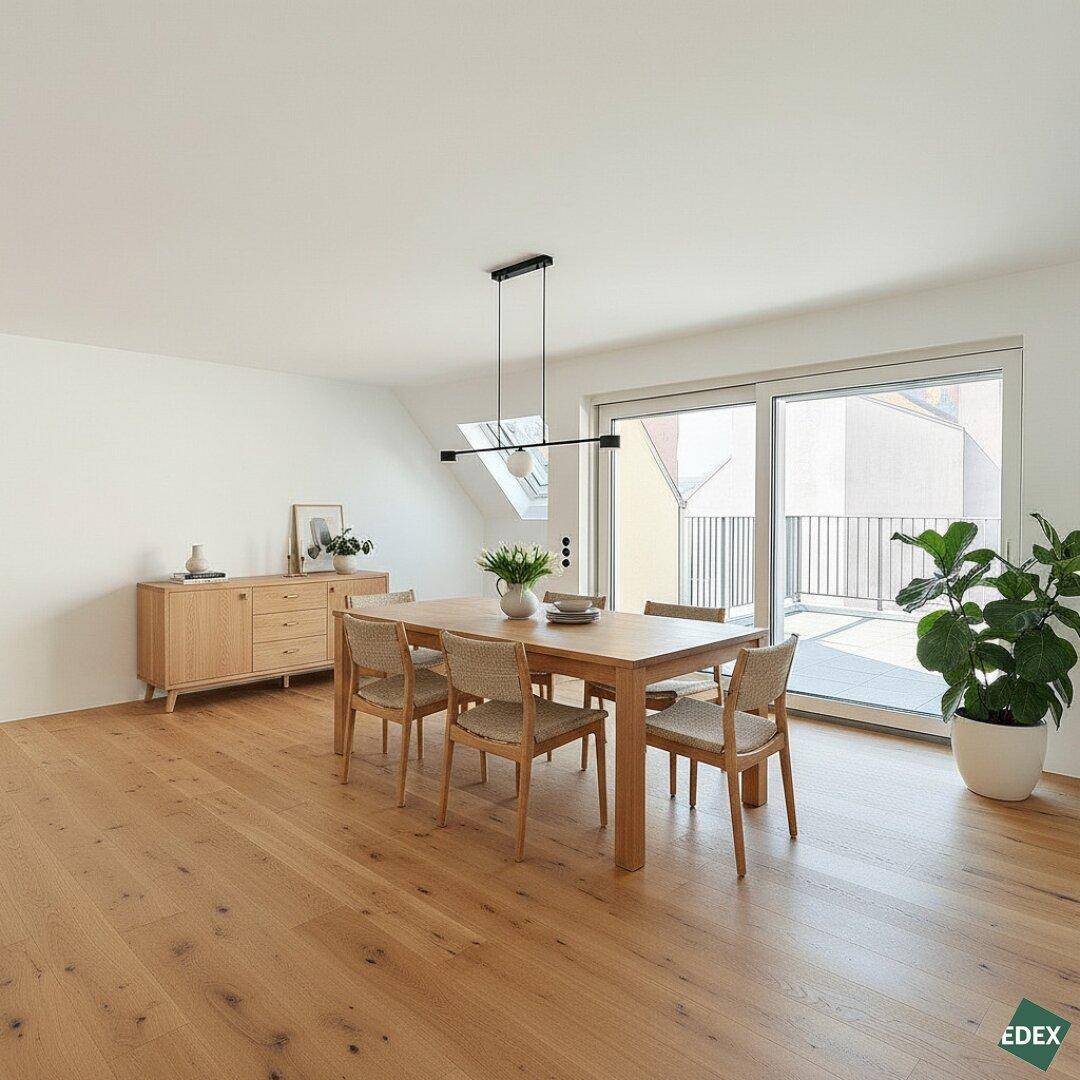 Geräumiger Essbereich mit Holztisch, passenden Stühlen und Zugang zu einer sonnigen Terrasse.