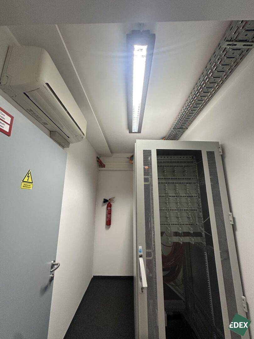 Serverraum mit Klimaanlage, Brandschutz und Kabeltrassen an der Decke.