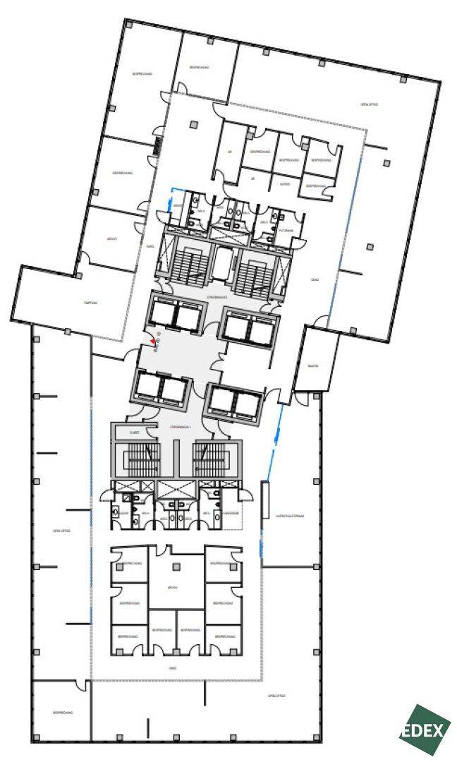 Detaillierter Grundriss eines Bürogebäudes mit mehreren Räumen und Treppenhäusern auf einer Etage.