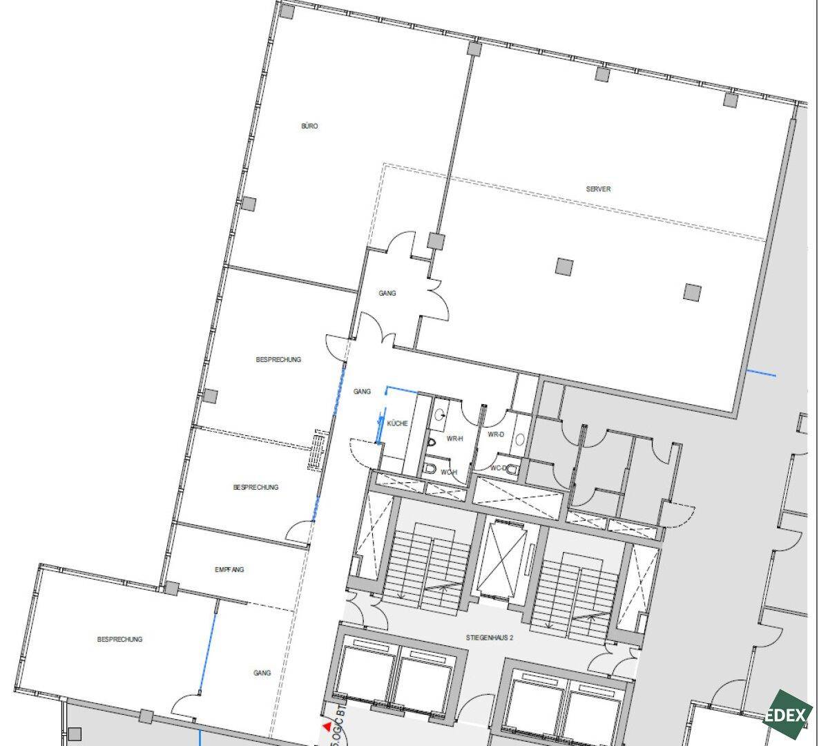 Detaillierter Grundriss eines Bürogeschosses mit verschiedenen Räumen und Treppenhäusern.
