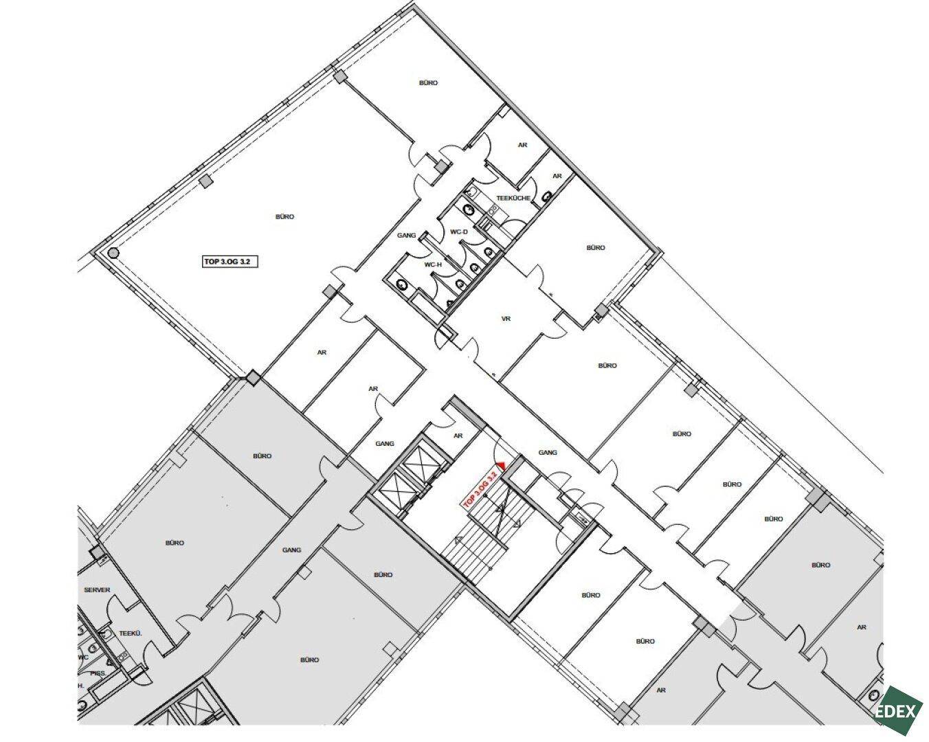 Detaillierter Grundriss mit mehreren Büroeinheiten, Fluren und Sanitärbereichen, zeigt die Raumaufteilung.