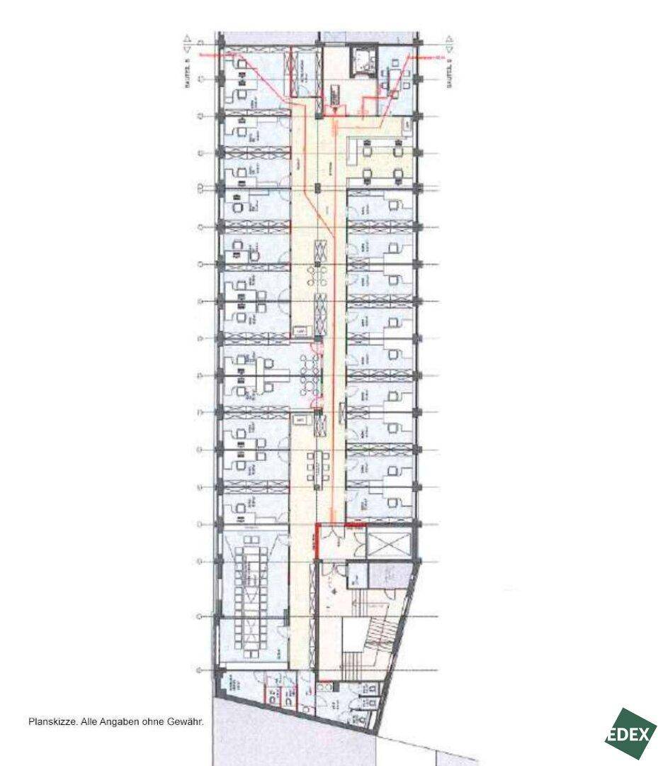 Detaillierter Grundriss eines langen Gebäudes mit vielen Büroräumen, Sanitärbereichen und einem Treppenhaus.