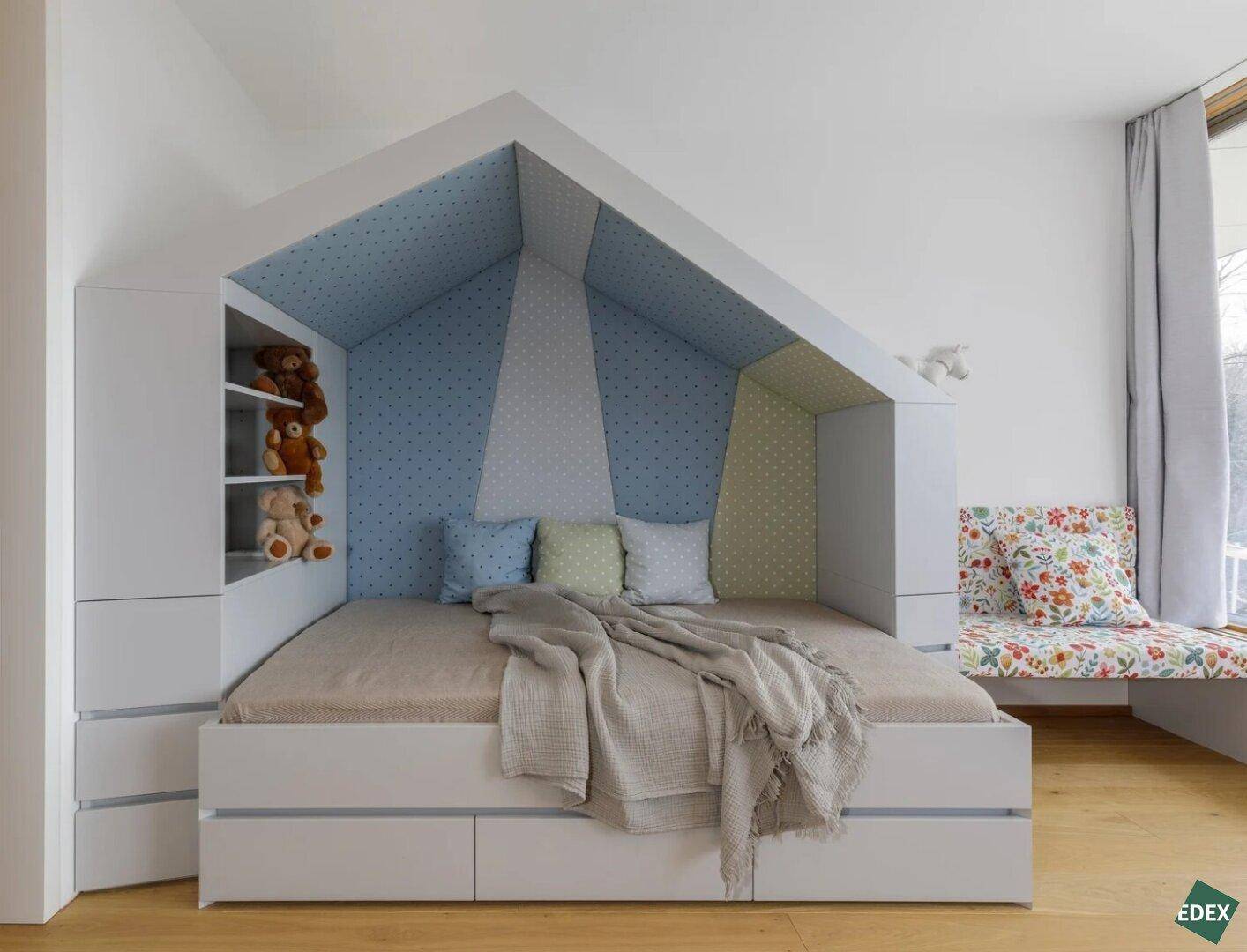 Kinderzimmer mit kreativem Hausbett, integrierten Regalen und hellem Holzfußboden.