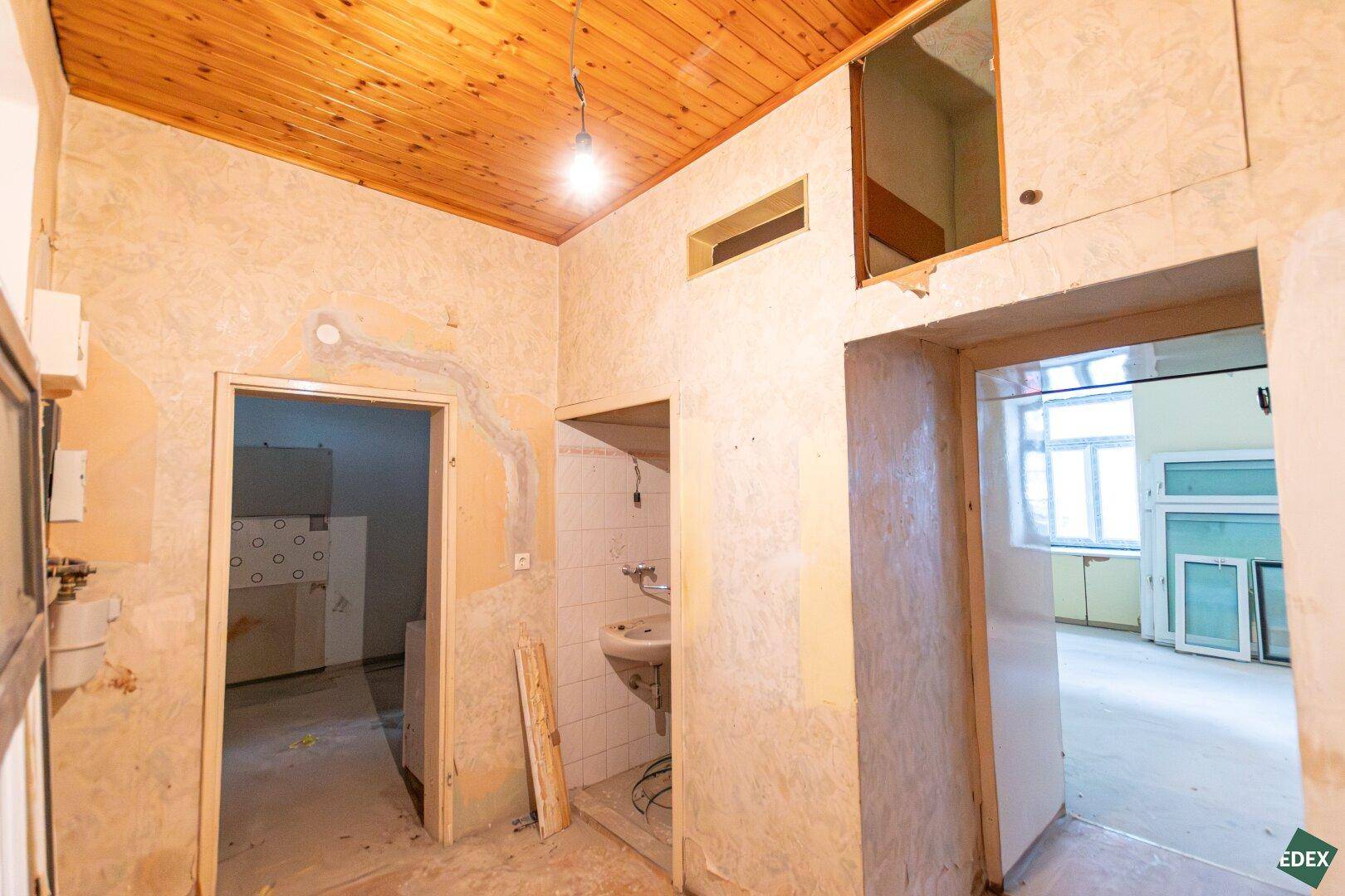 Unmittelbar an der U3 | Sanierungsbedürftige 4-Zimmer Wohnung - Mehr