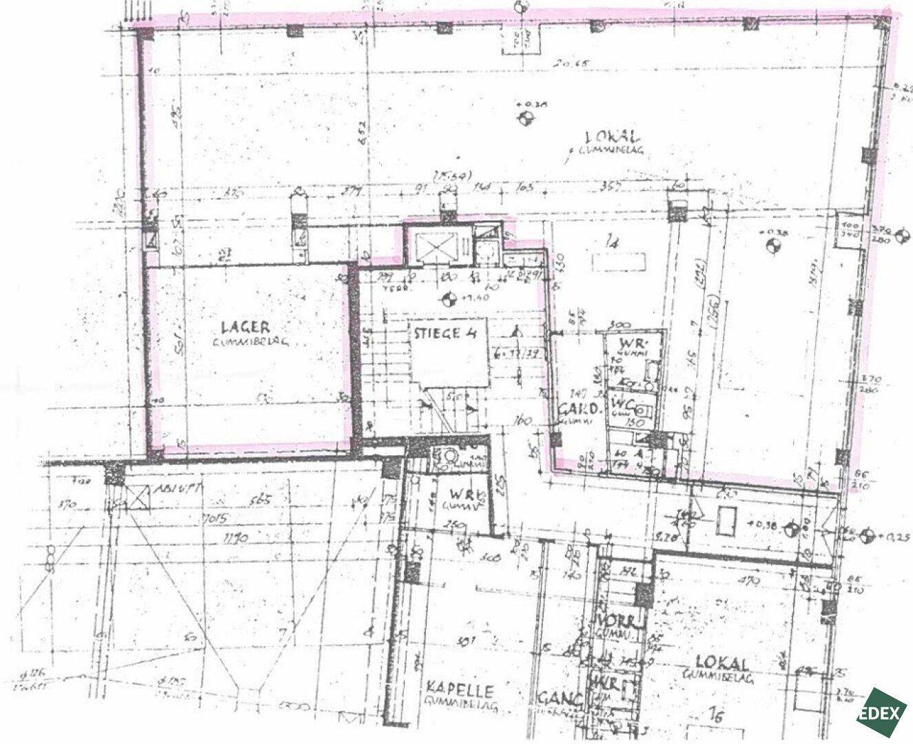 Detaillierter Grundriss eines Gewerbeobjekts mit Lagerflächen, Treppenhaus und Sanitärräumen.